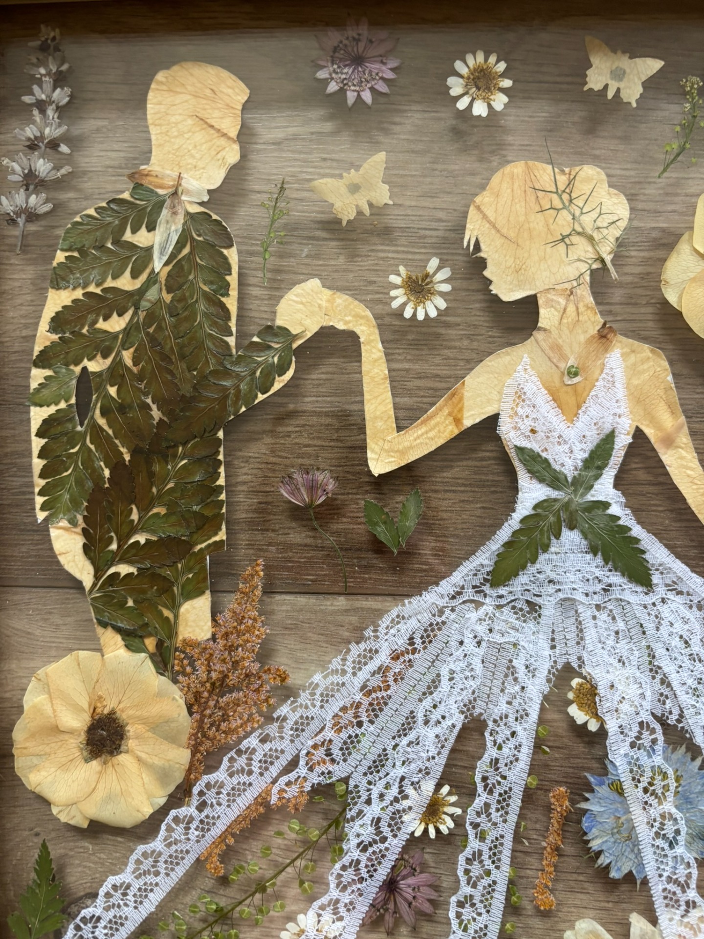 Textura lisovaných květin a detail ruční práce