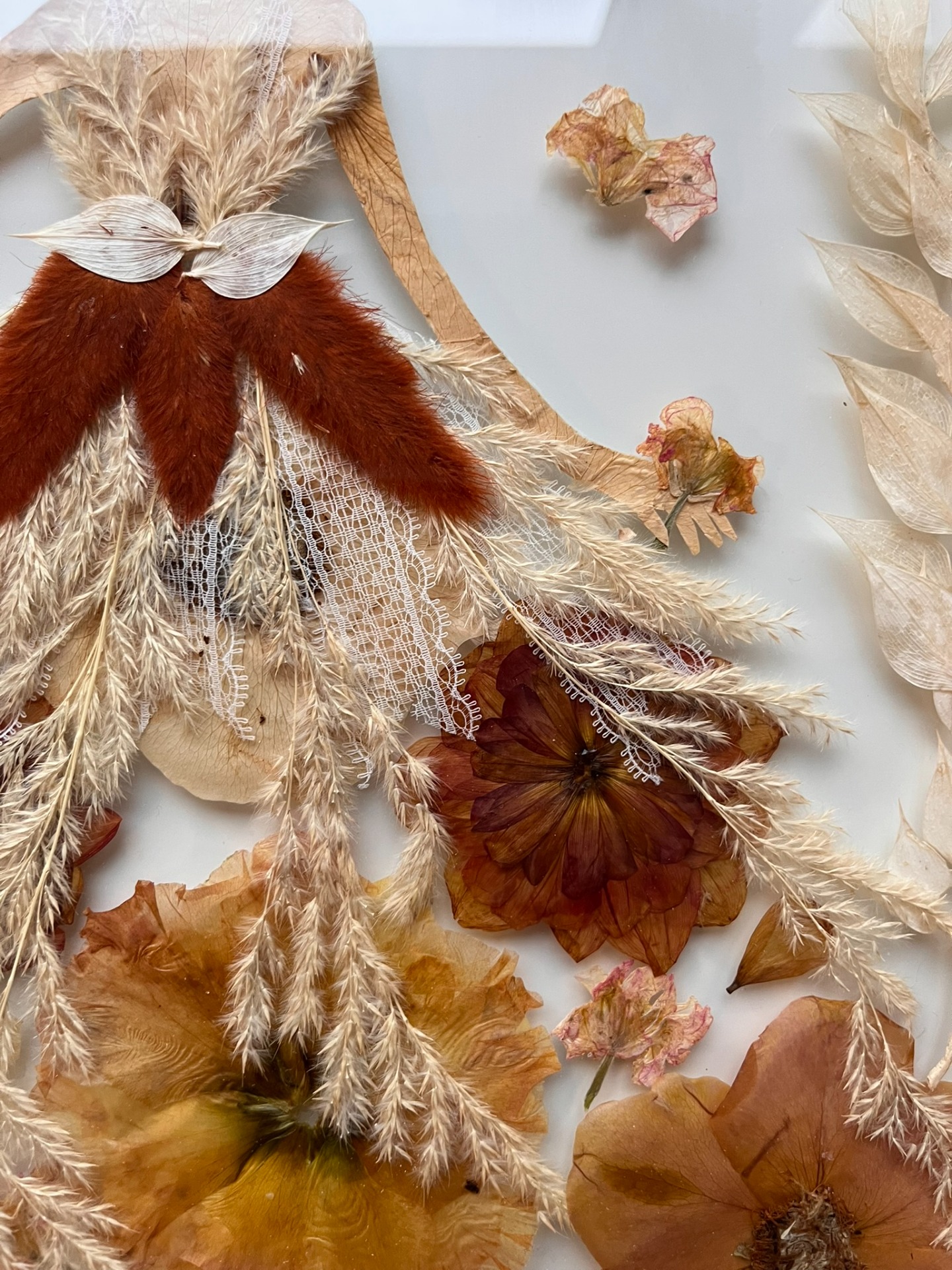 Detail obrazu novomanželů z vylisované svatební kytice